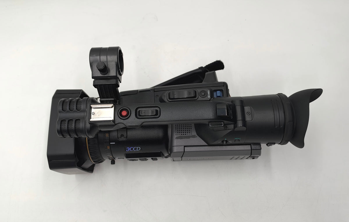Panasonic AG-DVX100BP 3CCD Mini DV Camcorder *No Accessories*